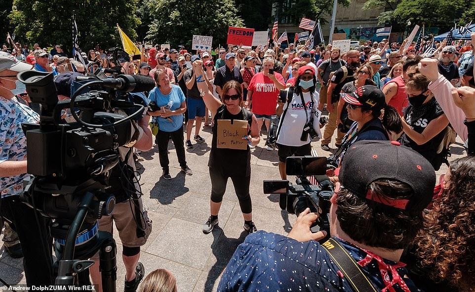 美国数百反口罩人士集结抗议,称"不会戴上别人的恐惧",武装民兵护航