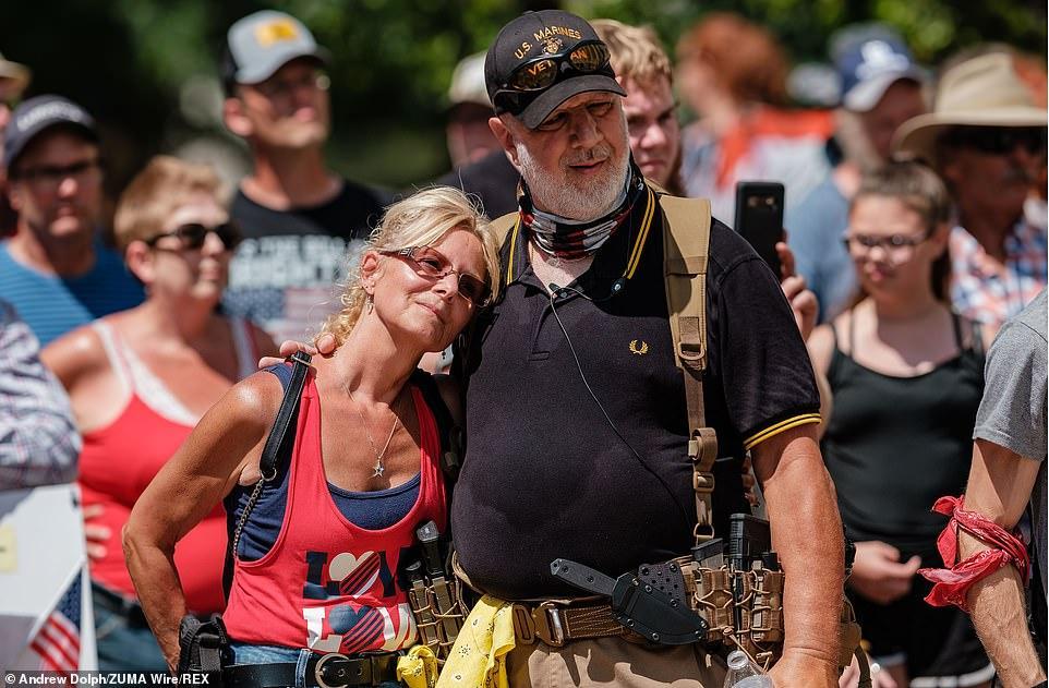 美国_社会|美国数百反口罩人士集结抗议，称“不会戴上别人的恐惧”，武装民兵护航