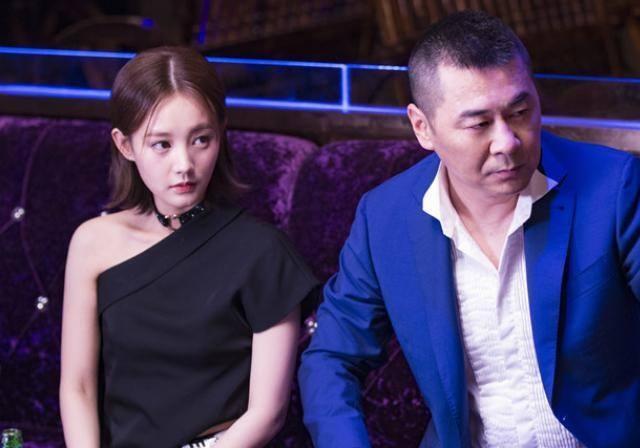 陈建斌|国产剧两大未解之谜：亿万富翁像傻白甜，贫穷女主却能月花10万