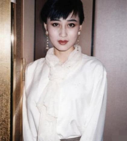 利智|赌王出殡当天，利智出现葬礼现场，网友：认不出来