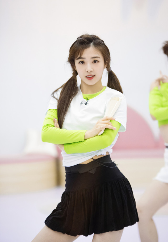 张含韵真的越活越娇嫩了穿t恤短裙扎双马尾妥妥的15岁少女