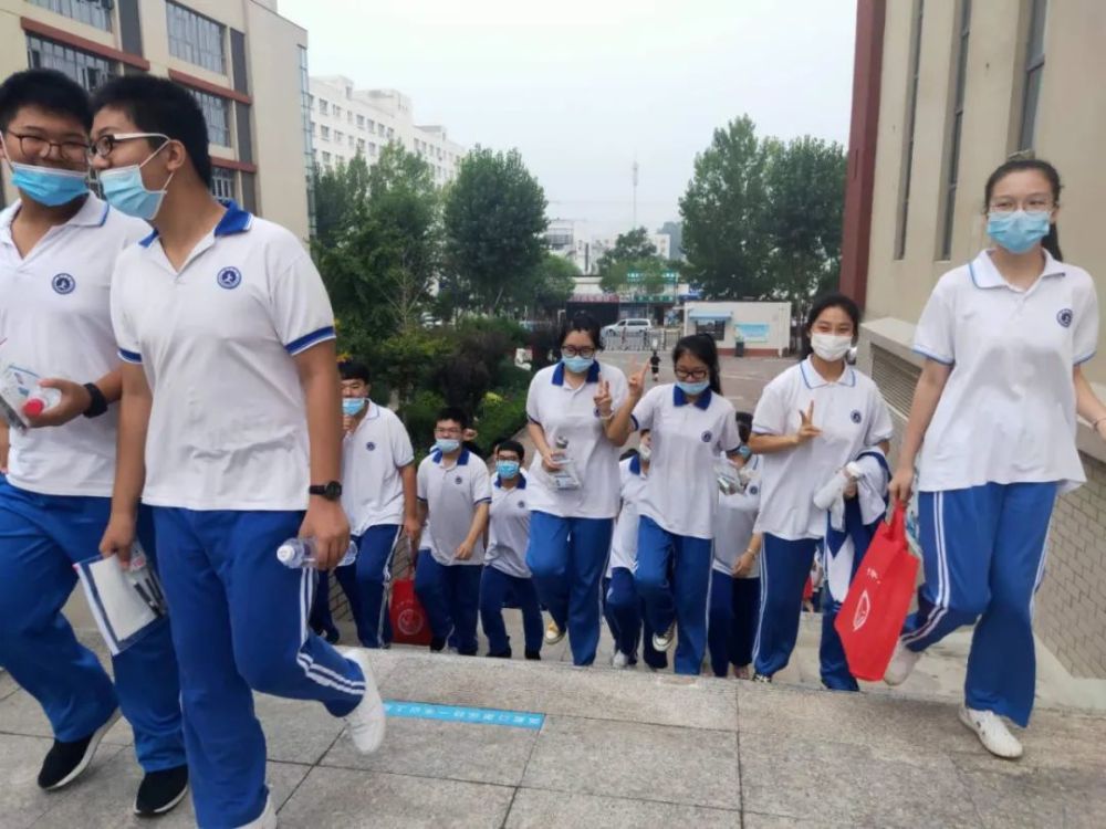 东丽中学考点1为梦想,加油吧!今天,2020中考首日,不变的是坚持.