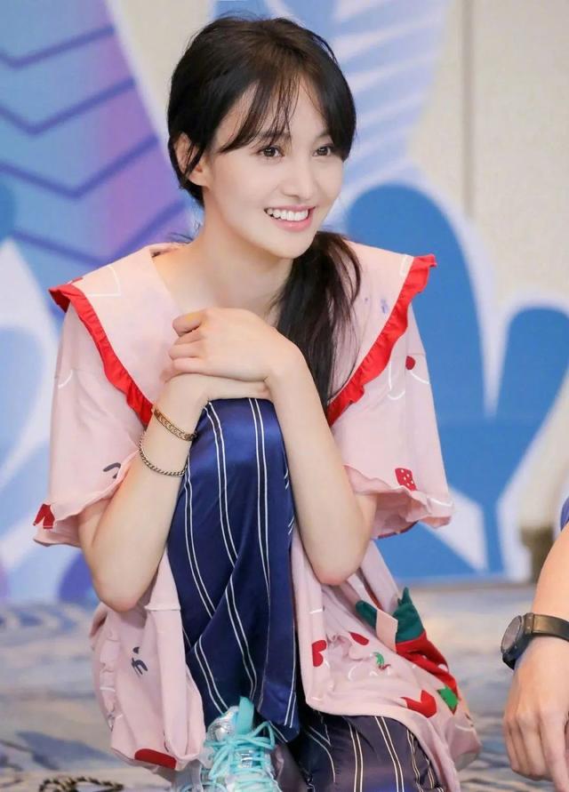 郑爽|偶像包袱太重的郑爽，上综艺划水玩游戏作弊，水都要“假喝”？