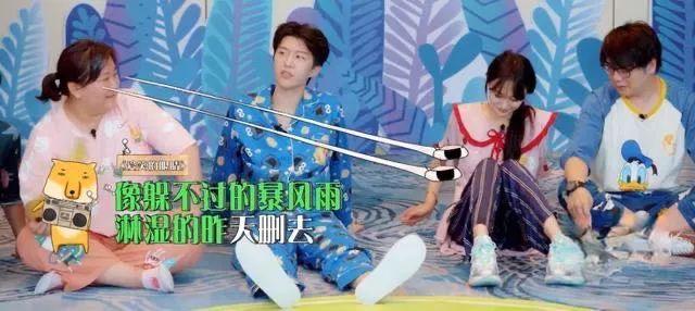 郑爽|偶像包袱太重的郑爽，上综艺划水玩游戏作弊，水都要“假喝”？