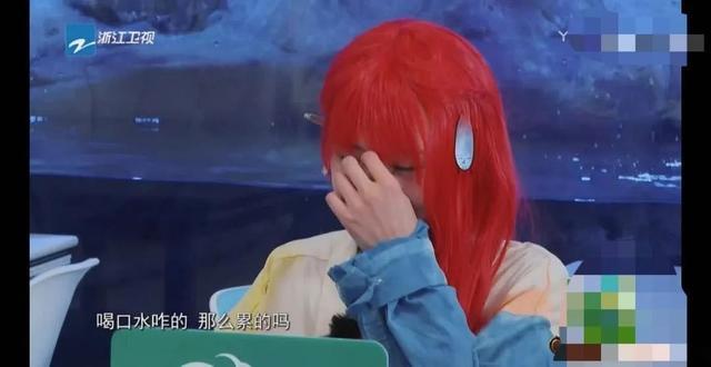 郑爽|偶像包袱太重的郑爽，上综艺划水玩游戏作弊，水都要“假喝”？