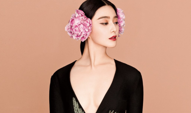 "范爷"不是平白叫的,16年前的采访照片曝光,坐姿已经露出端倪