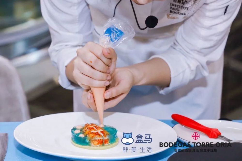 曾担任杨幂生日会料理教学主厨的 米其林餐厅美女主厨邱天 现场制作"