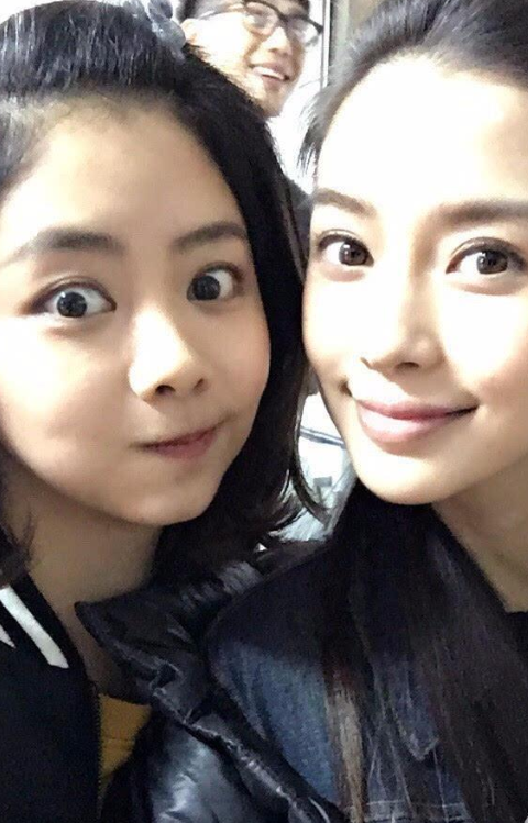 30岁的谭松韵体重不到84斤当她和杨颖同框时腿围太过真实