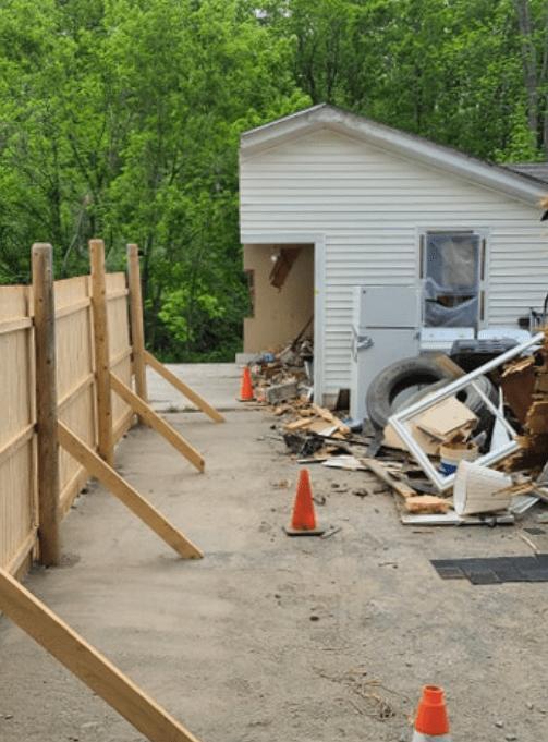布莱克|硬核！邻居占自家地盖房，美国男子直接拿电锯把对方房子锯掉一半