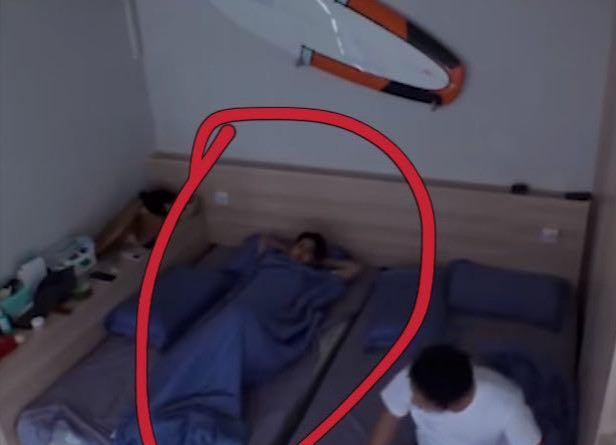 王一博|王一博“睡觉”姿势被拍，浑身包裹太严实，手放的位置被调侃“太雅正”了