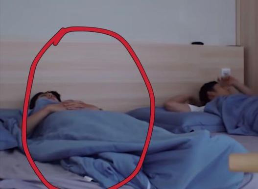 王一博|王一博“睡觉”姿势被拍，浑身包裹太严实，手放的位置被调侃“太雅正”了