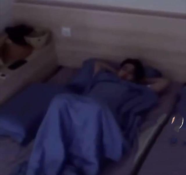 王一博|王一博“睡觉”姿势被拍，浑身包裹太严实，手放的位置被调侃“太雅正”了