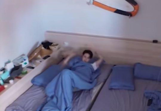 王一博|王一博“睡觉”姿势被拍，浑身包裹太严实，手放的位置被调侃“太雅正”了