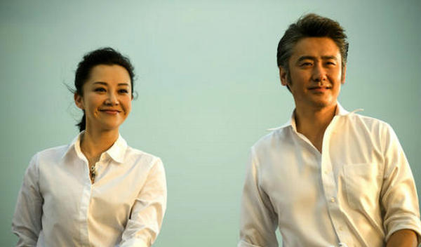 许晴|51岁许晴夜跑被偶遇，当她脱下衣服擦汗时，网友拍照的手都抖