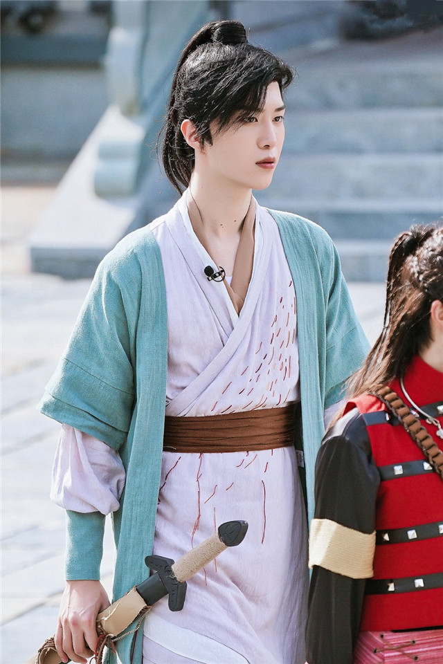 范丞丞|范丞丞古装扮相cos李逍遥，手拿长剑风流倜傥，帅气不输胡歌