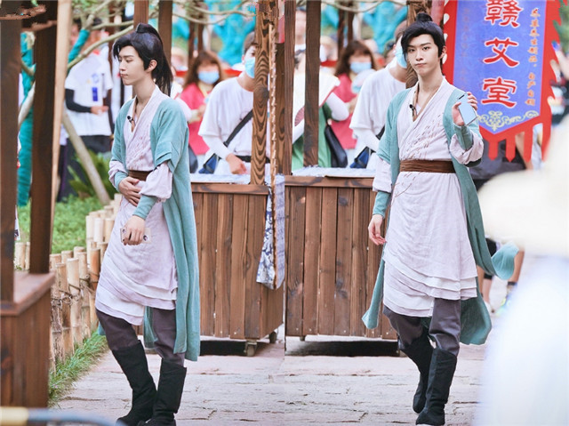 范丞丞|范丞丞古装扮相cos李逍遥，手拿长剑风流倜傥，帅气不输胡歌