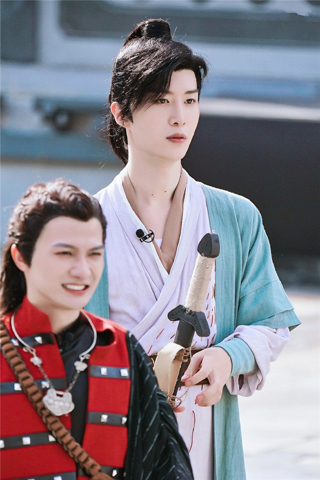 范丞丞|范丞丞古装扮相cos李逍遥，手拿长剑风流倜傥，帅气不输胡歌