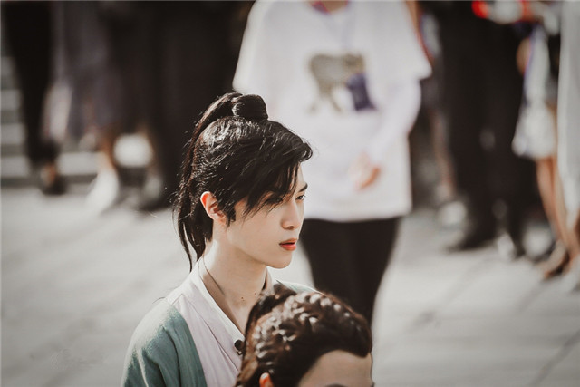 范丞丞|范丞丞古装扮相cos李逍遥，手拿长剑风流倜傥，帅气不输胡歌