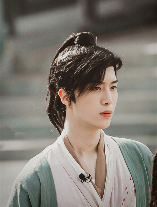 范丞丞|范丞丞古装扮相cos李逍遥，手拿长剑风流倜傥，帅气不输胡歌