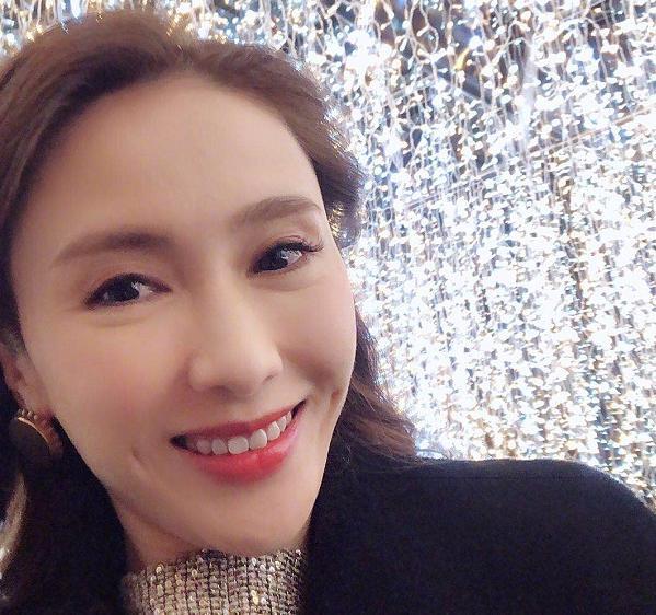 黎姿|豪气十足？阔太黎姿晒戴伊丽莎白泰勒项链拍照，配文深感荣幸