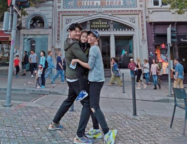 黄小蕾|黄小蕾高调晒女儿，相恋38天闪婚嫁高富帅，肚子不大破怀孕传闻