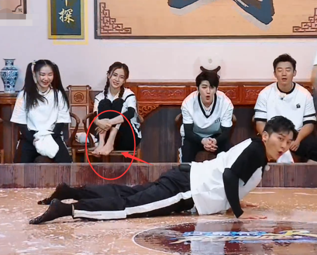 所有嘉宾脱鞋玩游戏,只有baby与众不同,看到坐姿,粉丝急了
