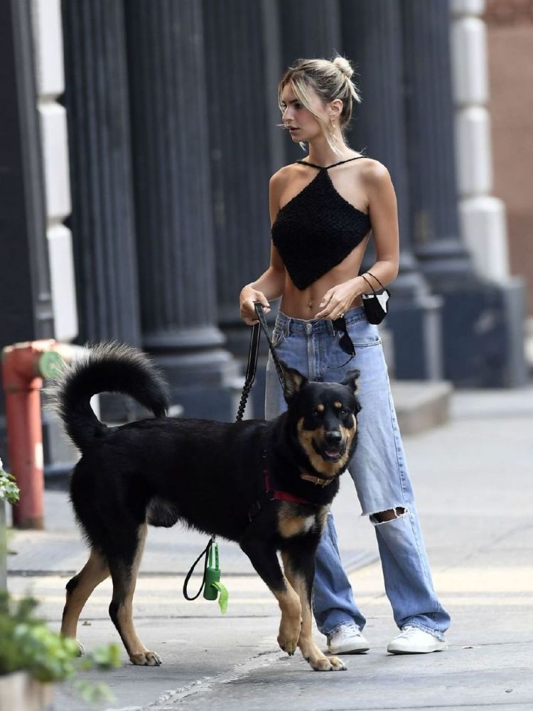 艾米丽·拉塔科夫斯基|艾米丽·拉塔科夫斯基穿一片肚兜逛街，身材太惹眼，时尚且迷人