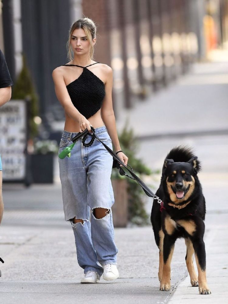 艾米丽·拉塔科夫斯基|艾米丽·拉塔科夫斯基穿一片肚兜逛街，身材太惹眼，时尚且迷人