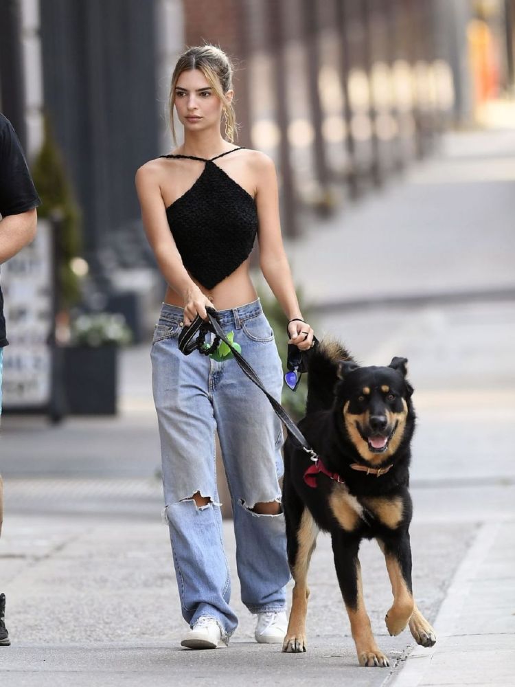 艾米丽·拉塔科夫斯基|艾米丽·拉塔科夫斯基穿一片肚兜逛街，身材太惹眼，时尚且迷人