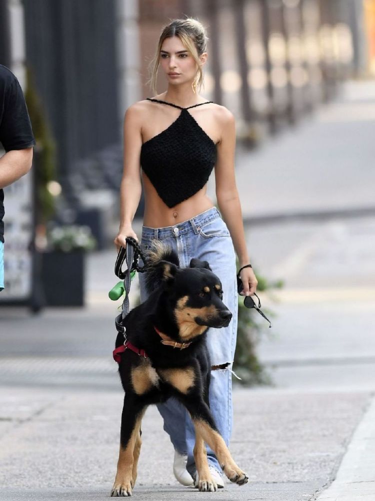 艾米丽·拉塔科夫斯基|艾米丽·拉塔科夫斯基穿一片肚兜逛街，身材太惹眼，时尚且迷人