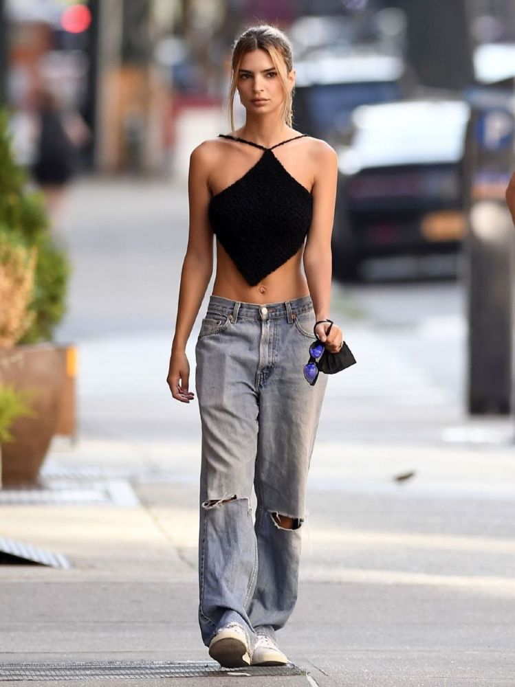 艾米丽·拉塔科夫斯基|艾米丽·拉塔科夫斯基穿一片肚兜逛街，身材太惹眼，时尚且迷人