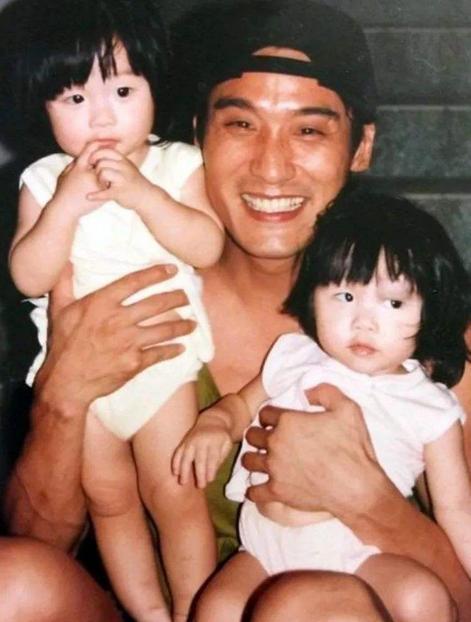 梁家辉|梁家辉女儿庆生晒合影！28岁双胞胎颜值超高，长相气质酷似老爸