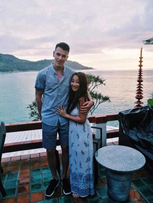 梁家辉|梁家辉女儿庆生晒合影！28岁双胞胎颜值超高，长相气质酷似老爸