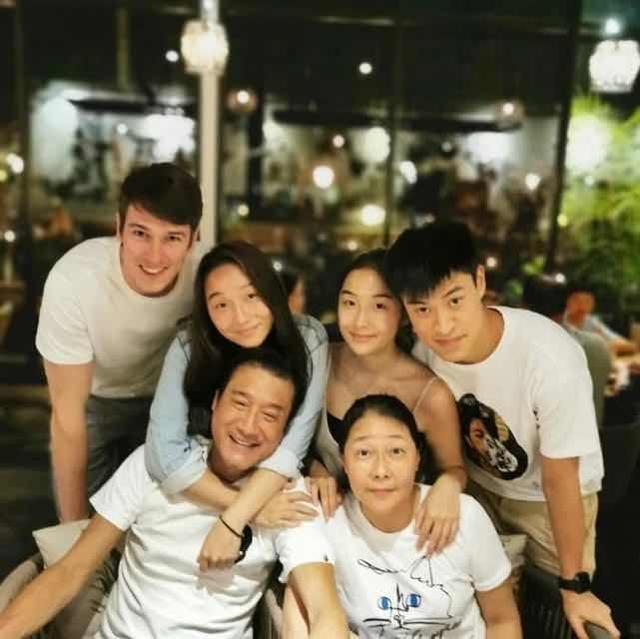 梁家辉|梁家辉女儿庆生晒合影！28岁双胞胎颜值超高，长相气质酷似老爸