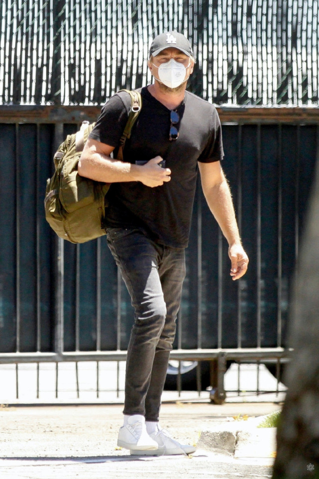 莱昂纳多·迪卡普里奥,被狗仔队拍到一组乘坐私人飞机回洛杉矶的街拍