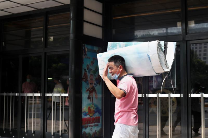 屈先生和同事卖力地干活,忙碌和喜悦都写在了脸上.