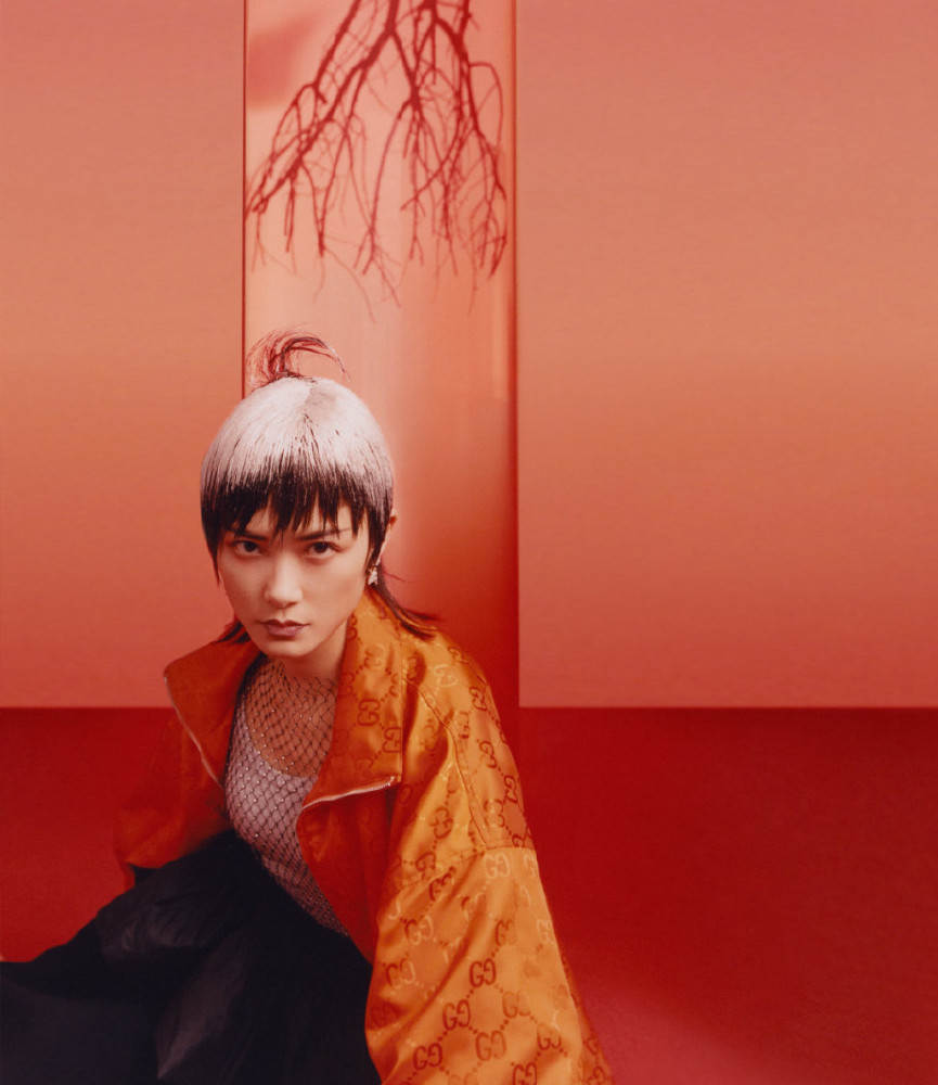 李宇春|还以为李宇春染白发很吸睛，直到看见近照，网友：渔网内搭太性感