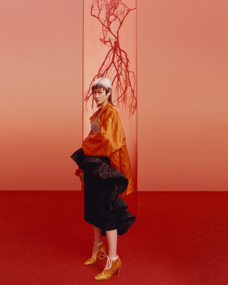 李宇春|还以为李宇春染白发很吸睛，直到看见近照，网友：渔网内搭太性感