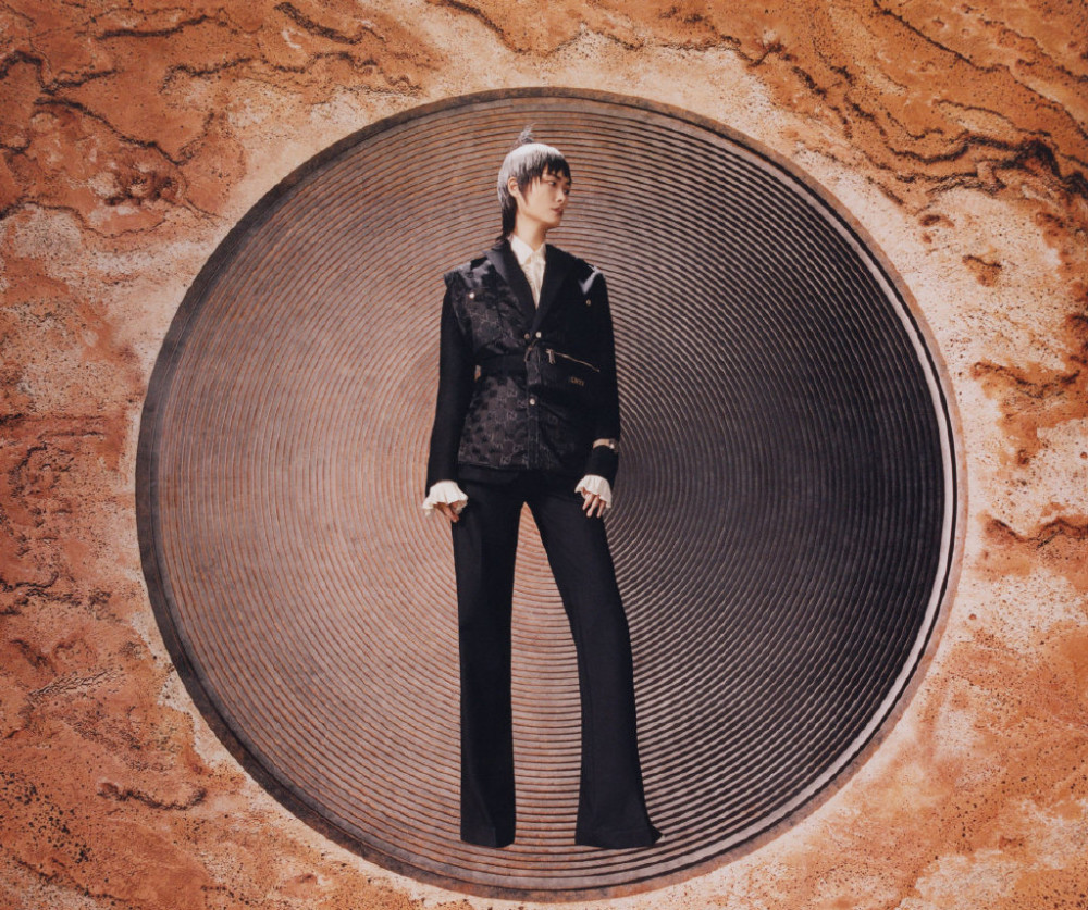 李宇春|还以为李宇春染白发很吸睛，直到看见近照，网友：渔网内搭太性感