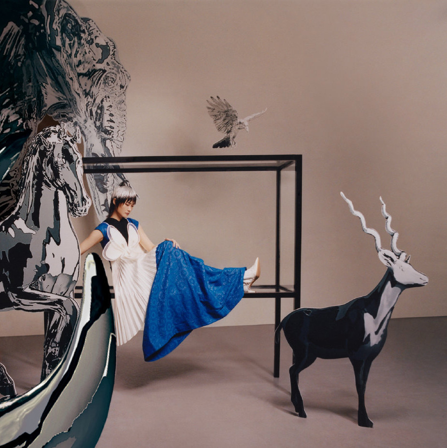 李宇春|还以为李宇春染白发很吸睛，直到看见近照，网友：渔网内搭太性感