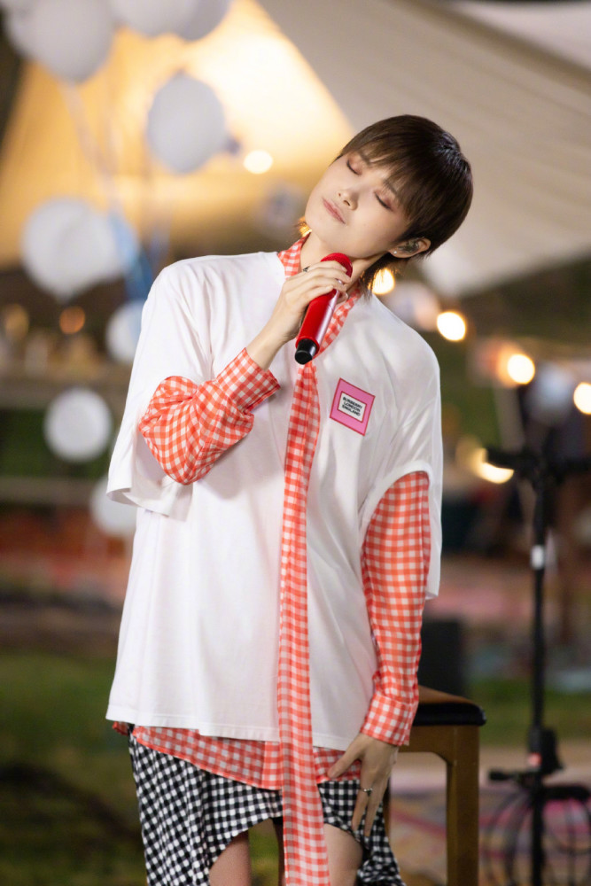 李宇春|还以为李宇春染白发很吸睛，直到看见近照，网友：渔网内搭太性感