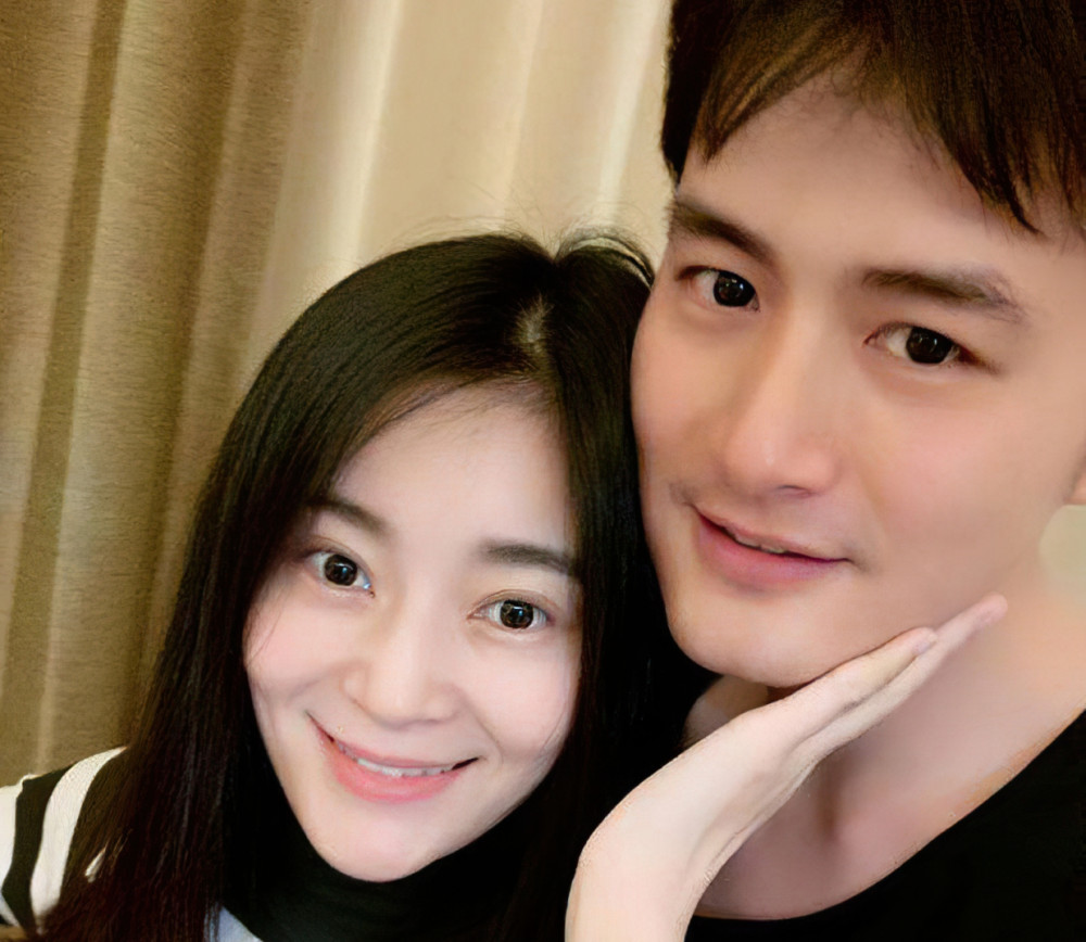 因为他颜值太高,"纯妃"主动追他多年,漫求婚后幸福至今