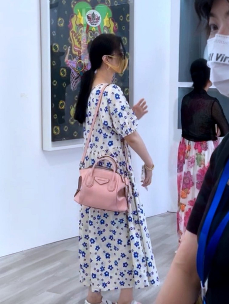 范冰冰|范冰冰发文充满负能量？被指情绪低落的她消瘦露面与母亲逛美术馆