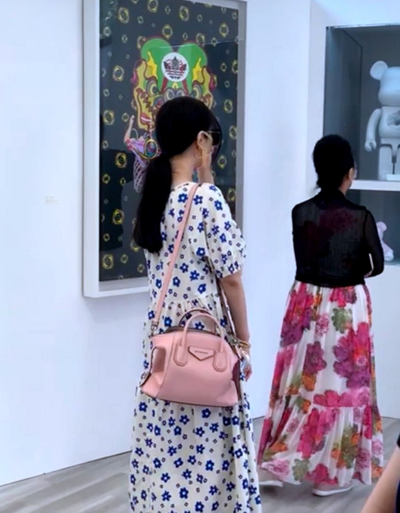 范冰冰|范冰冰发文充满负能量？被指情绪低落的她消瘦露面与母亲逛美术馆