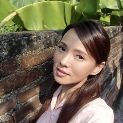 庾澄庆妻子张嘉欣与前妻伊能静对比!差距真的太大,难怪庾妈妈只接受她