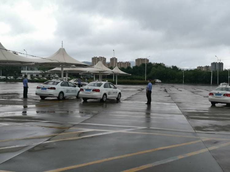 惜福镇驾考中心开通驾考学生专场一天迎来4300名考生