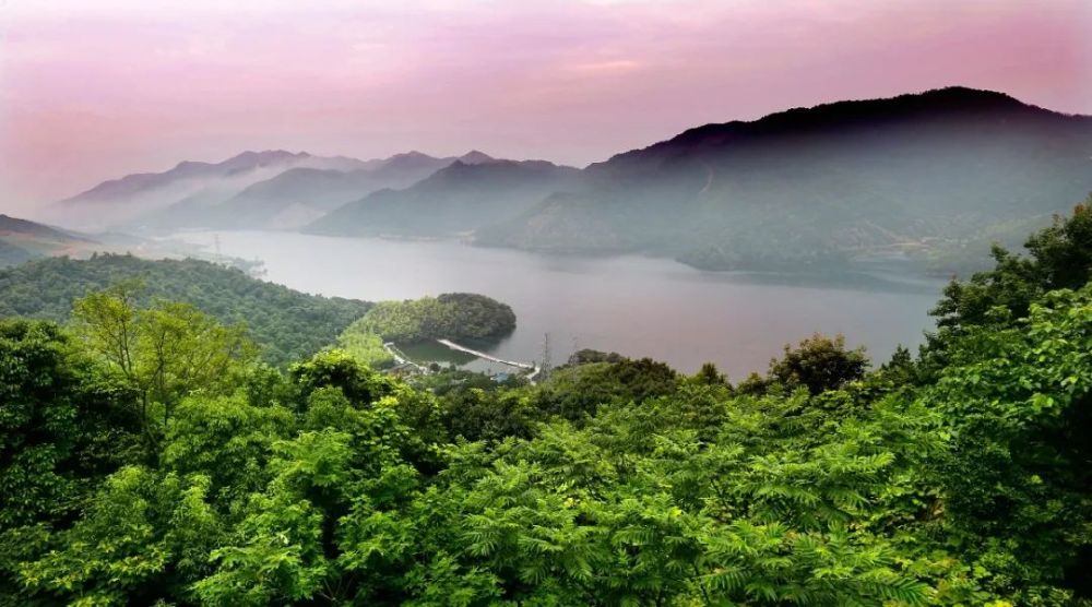 亭溪岭,松石岭为代表的古道群是时光深处的历史痕迹;波光潋滟的金鹅湖