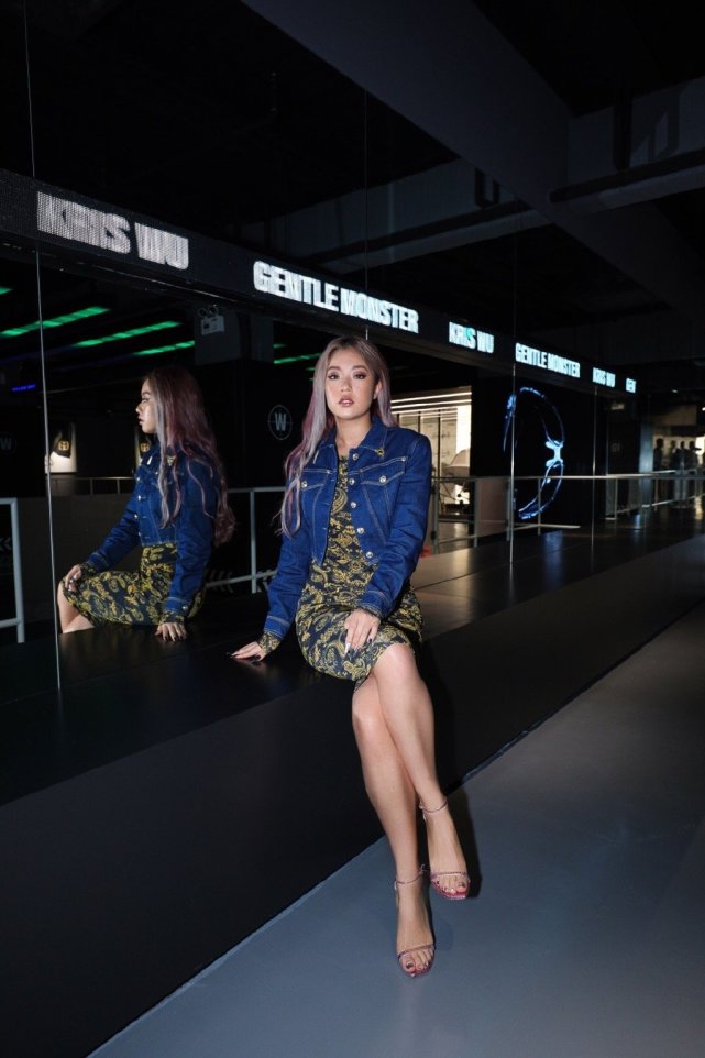 这还是创造营出来的王菊穿印花紧身裙配牛仔衣精致又时髦