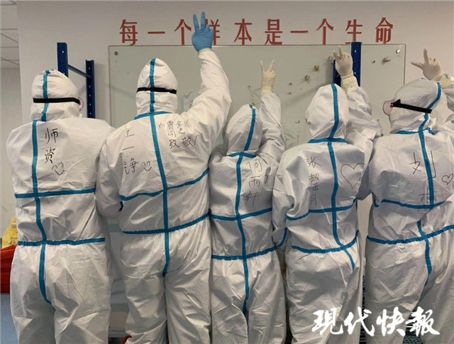 武汉|南京95后核酸检测员：从武汉到北京，一天最多处理1万个标本
