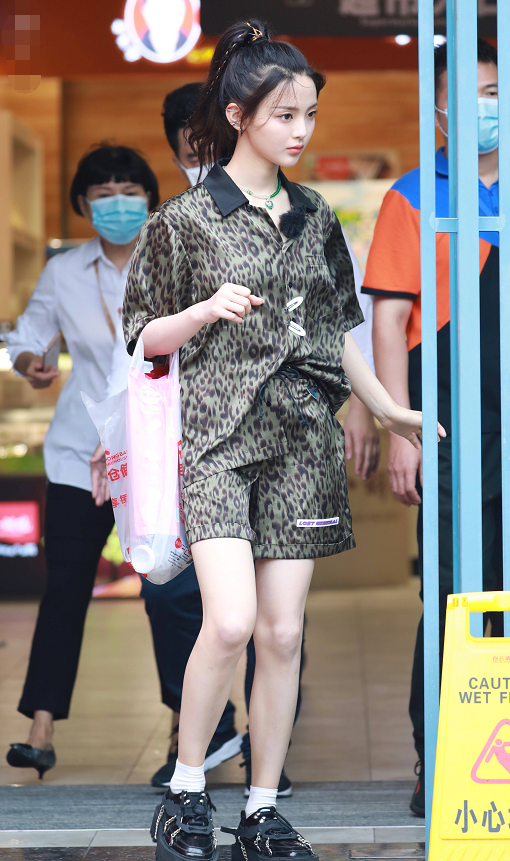 杨超越"下车照"被网友疯传!镜头特写到她的腿,全网直男快速截图